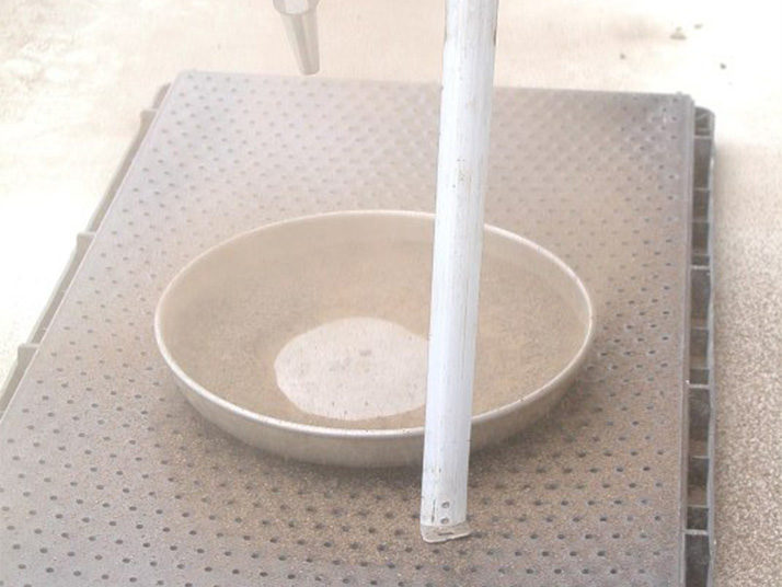 クレイ土圧縮空気噴射中(粉塵の飛散が見られる)